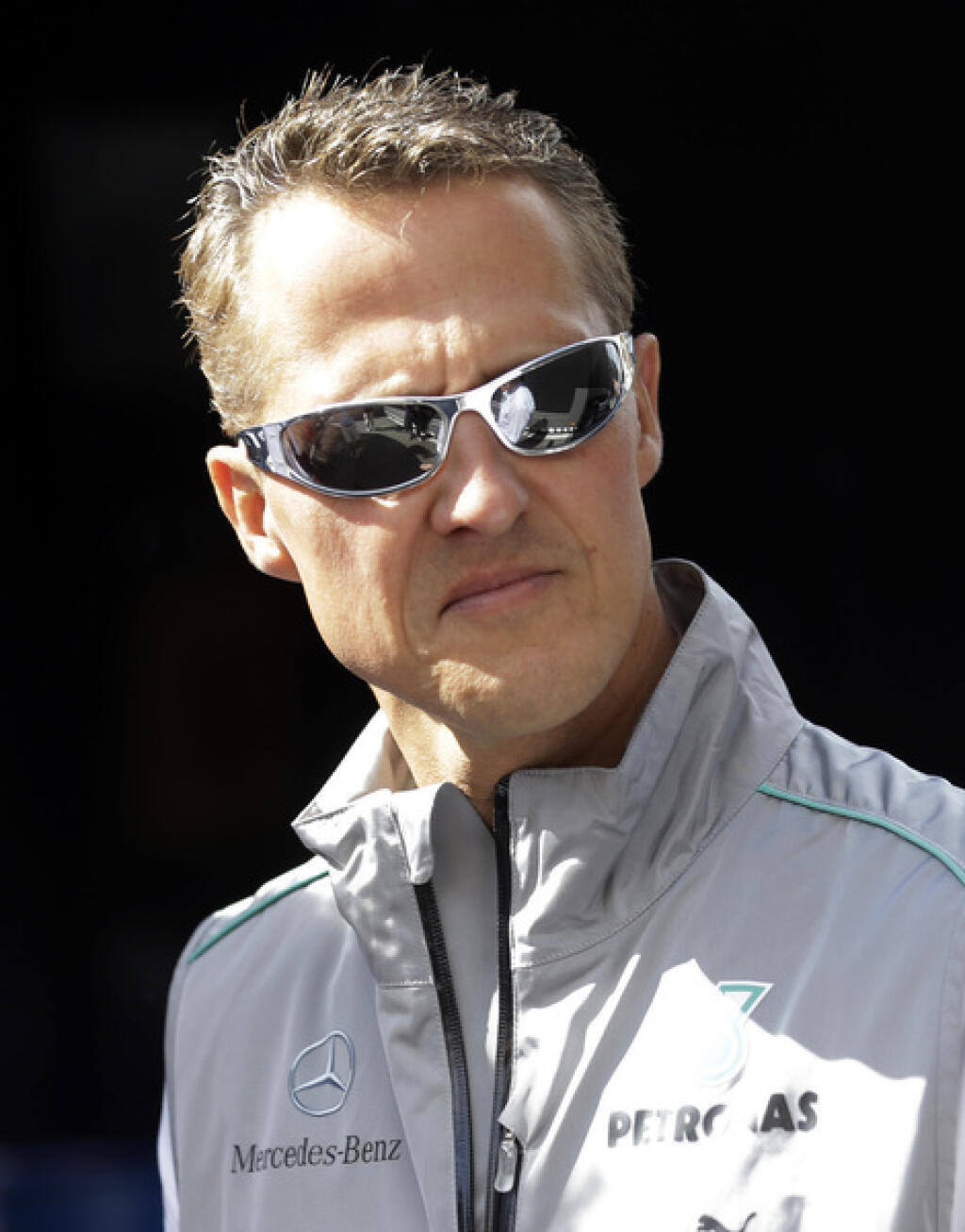 Michael Schumacher bojuje po tragickom páde na lyžiarskom svahu o život.