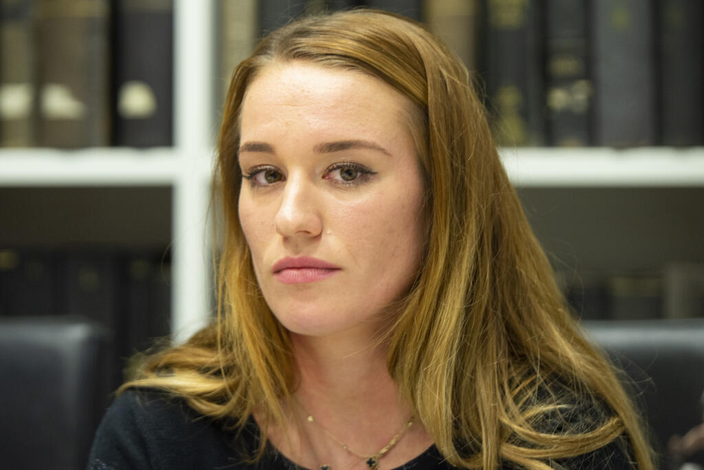 Sestry Fialkové verzus biatlonový zväz - Paulína Fialková podáva v tejto sezóne Svetového pohára biatlonu fantastické výkony a v celkovom poradí jej patrí skvelá druhá priečka. Všetko však mohlo byť inak! Naše sesterské duo sa totiž pred štartom tohto ročníka nevedelo dohodnúť so Slovenským zväzom biatlonu na novej zmluve. Kvôli tomu hrozilo, že zväz naše biatlonistky neprihlási na podujatia Svetového pohára a tým pádom by sme mohli na krásne výsledky staršej Paulíny zabudnúť. Spor medzi sestrami a SZB vznikol ohľadom Zmluvy o štátnej športovej reprezentácii, ktorú majú podpísať všetci reprezentanti. Obe reprezentantky ju odmietli s tým, že nesúhlasia s viacerými jej bodmi najmä ohľadom prevodu osobnostných práv na zväz. Kauza sa napokon stihla vyriešiť tesne pred štartom prvého kola Svetového pohára a obe strany nakoniec zmluvu podpísali po mediačnom stretnutí na pôde Slovenského olympijského výboru.