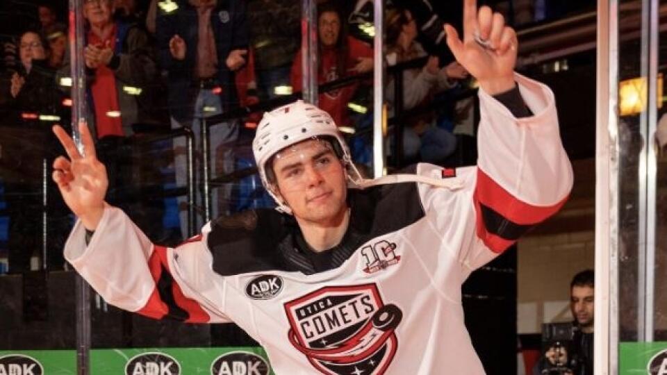 Šimon Nemec v drese Uticy Comets.