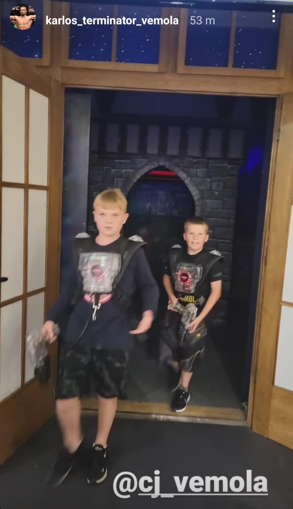Môžete to vidieť aj v týchto príbehoch, ktoré MMA zápasník zverejnil na svojom Instagrame. Zdá sa, že so CJ-om si veľmi rozumie aj Lili.