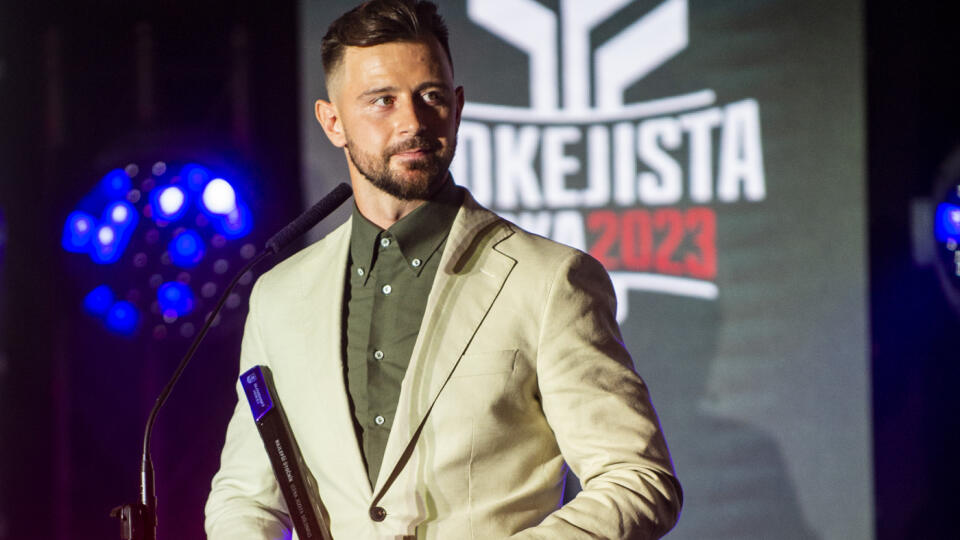Na snímke hokejista Tomáš Tatar získal ocenenie Hokejista roka a najlepší útočník (Cena Jozefa Golonku) počas vyhlásenia ankety Hokejista roka 2023 v Bratislave. FOTO TASR - Jakub Kotian