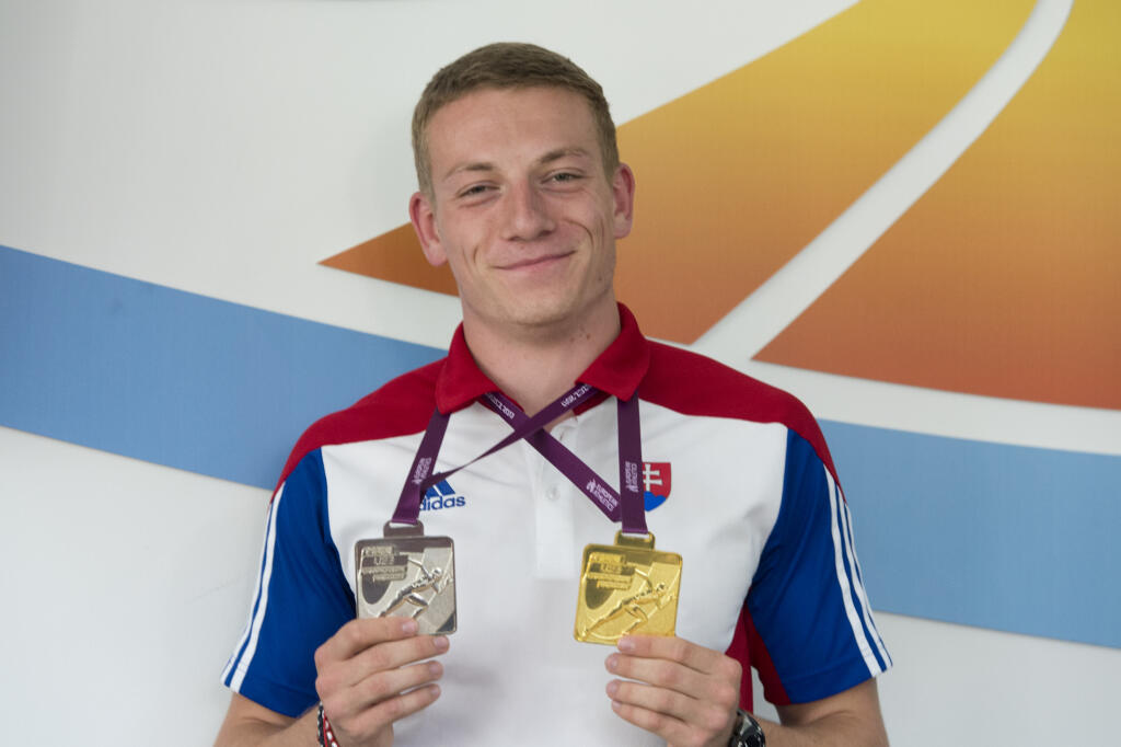 Z návratu slovenskej výpravy z 11. ME atlétov do 23 rokov, ktoré sa konali v poľskom meste Bydgoszcz. Na snímke slovenský šprintér Ján Volko - majster Európy na 200 m a vicemajster Európy na 100 m z XI. ME do 23 rokov v atletike - ukazuje medaily počas tlačovej konferencie v Bratislave 17. júla 2017.