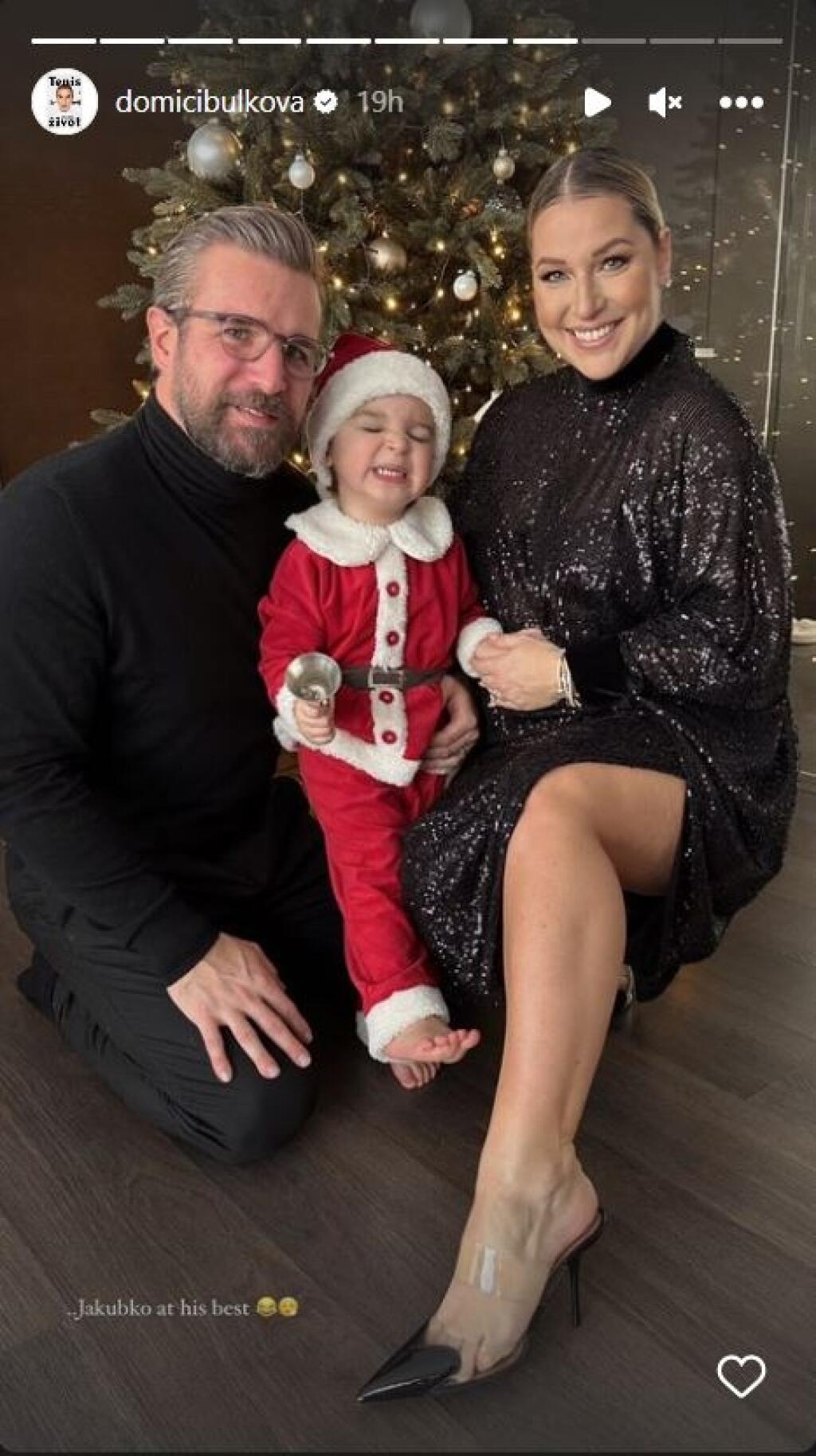 Dominika, Michal a Jakubko vyzerajú, že sú najšťastnejší na svete. Takto pózovali pri stromčeku počas Vianoc.
