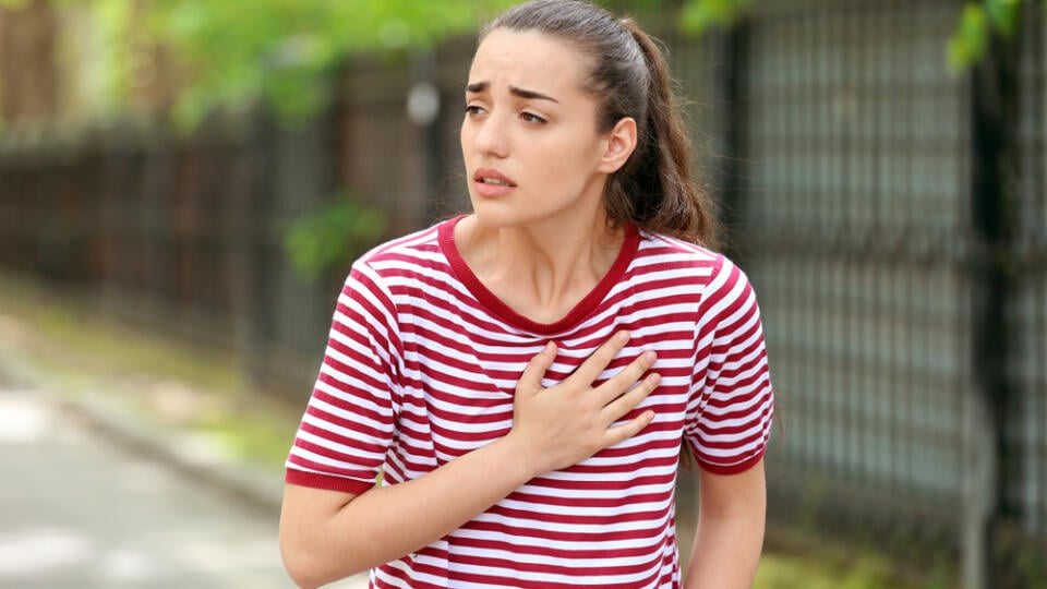 Young,Woman,Suffering,From,Heart,Attack,Outdoors