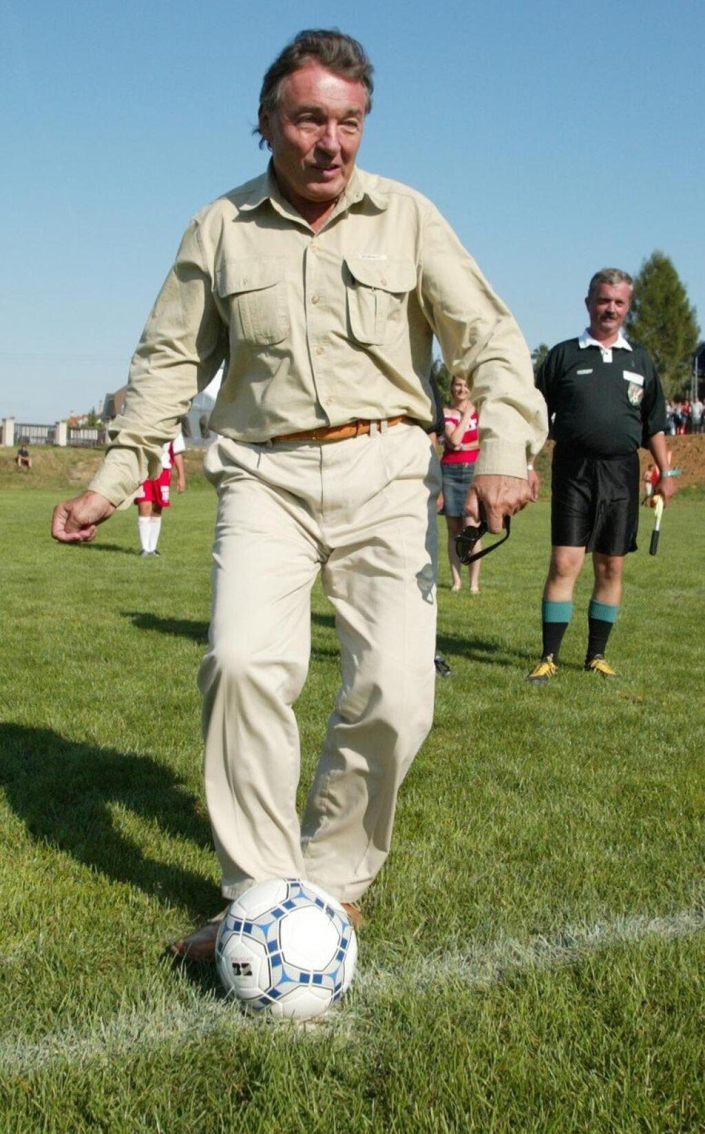Futbal ako jeden z najpopulárnejších športov neobišiel ani Gotta. Do lopty kopol aj viac ako len na slávnostnom výkope.