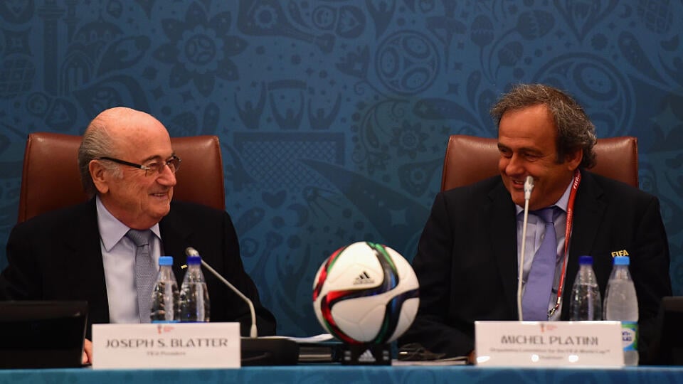 Sepp Blatter a Michel Platini sú obvinení v kauze podvodu.