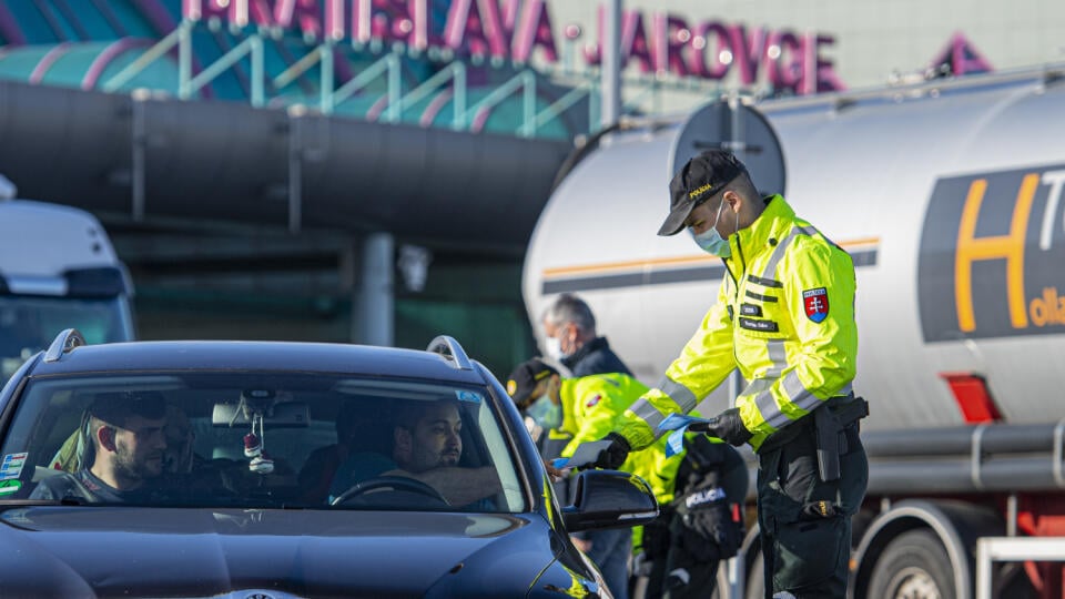 Na snímke policajné kontroly so zvýšenými opatreniami v súvislosti s koronavírusom na hraniciach s Rakúskom - Jarovce - Kitsee. Bratislava, 14. marca 2020. FOTO TASR - Michal Svítok