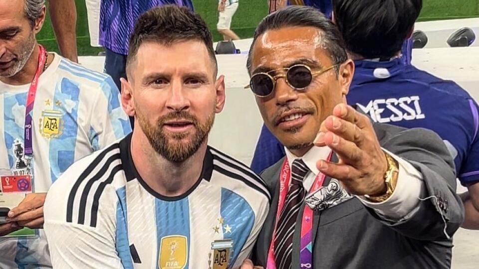 Salt Bae si užíval víťazstvo Argentíny priamo na ihrisku.