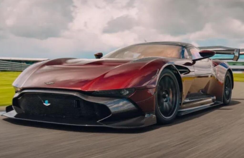 Najobľúbenejším autom Neymara je Aston Martin Vulcan, ktorého cena sa začína na 3,3 milióna eur.