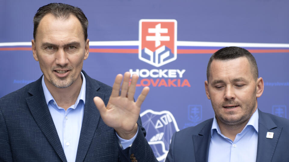 Na snímke zľava prezident Slovenského zväzu ľadového hokeja (SZĽH) Miroslav Šatan a generálny sekretár SZĽH Miroslav Lažo.
