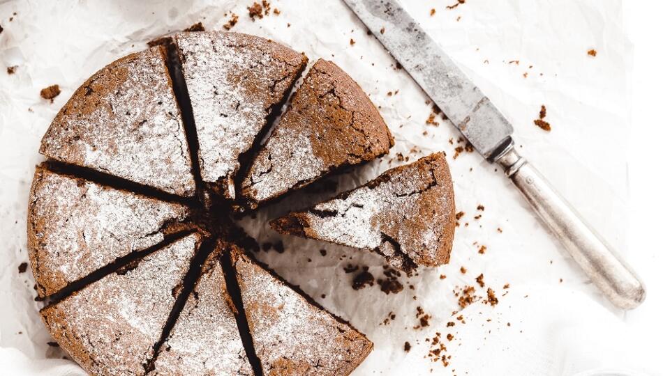 RECEPT: Bezlepkový ČOKOkoláč s orieškami od Lenivej kuchárky
