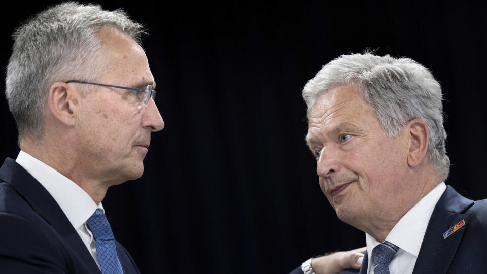JB 42 Madrid - Generálny tajomnník NATO Jens Stoltenberg (vľavo) sa rozráva s fínskym prezidentom Saulim Niinistöm počas rokovania lídrov členských krajín NATO za okrúhlym stolom na summite NATO v Madride 29. júna 2022. Hlavy štátov a vlád 30 členských štátov NATO sa počas prvého dňa summitu v Madride rozhodli výrazne posilniť východné krídlo Aliancie. Okrem toho sa dohodli na novej strategickej koncepcii ozbrojených síl, ktorá podľa nich odráža zhoršený vzťah Aliancie s Ruskom. Počas tlačovej k