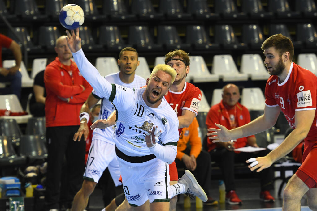 Na snímke s loptou Tomáš Rečičár (Tatran Prešov), vpravo Ivan Bystrický (MŠK Považská Bystrica) v treťom zápase finále play off Niké Handball Extraligy mužov v hádzanej Tatran Prešov – MŠK Považská Bystrica.