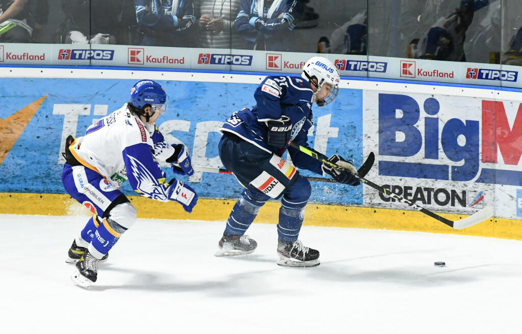 Na snímke zľava Martin Urbanek (Villacher) a Oliver Stümpel (Nitra) v prípravnom hokejovom zápase v medzi HK Nitra a Villacher.