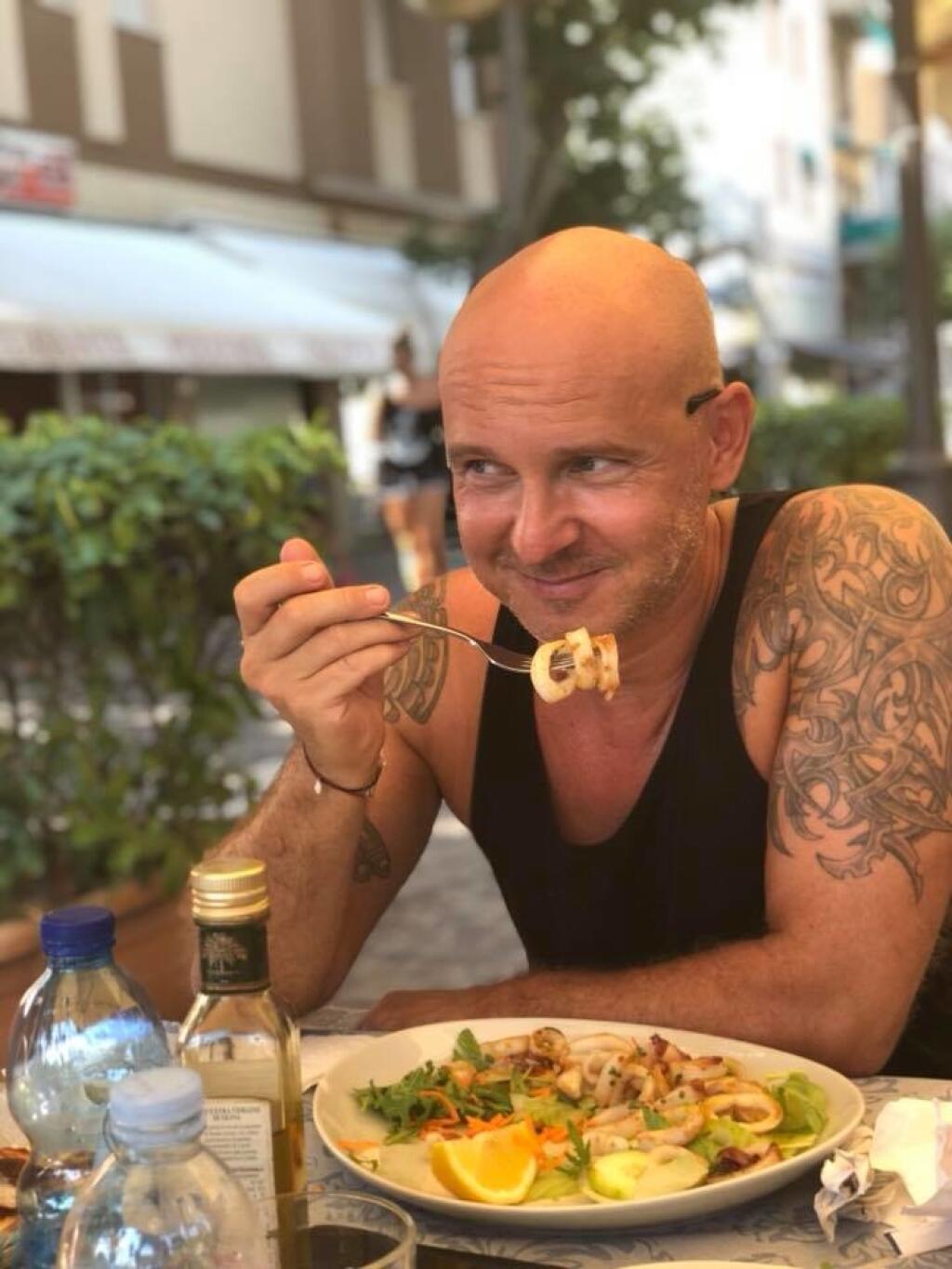 BEZ RUKÁVOV V súkromí minister školstva Gröhling svoje tetovania vystavuje na obdiv.