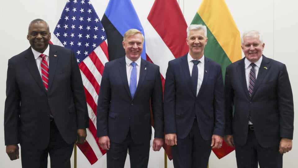 JB 21 Brusel - Americký minister obrany Lloyd J. Austin III (vľavo) pózuje zľava s estónskym ministrom obrany Kalleom Laanetom, lotyšským ministrom obrany Artisom Pabriksom a litovským ministrom obrany Arvydasom Anusauskasom pred ich stretnutím v sídle NATO v Bruseli 17. júna 2022. Trojica pobaltských štátov žiada spojencov o silnejšiu podporu od začiatku ruskej invázie na Ukrajinu, keďže takisto pociťuje ohrozenie zo strany Moskvy, vysvetľuje DPA. FOTO TASR/AP
U.S. Secretary for Defense Lloyd
