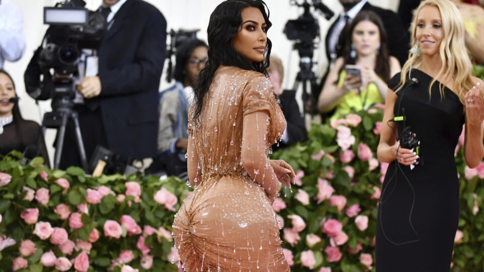 Kim Kardashian pózuje fotografom počas príchodu na benefičný galavečer pri príležitosti otvorenia výstavy "Camp: Notes of Fashion".