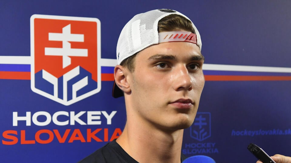 Tlačová konferencia a autogramiáda  draftovaných mladých hokejistov do zámorskej NHL v Poprade na zimnom štadióne 26. júla 2022. Na snímke Juraj Slafkovský. FOTO TASR - Milan Kapusta