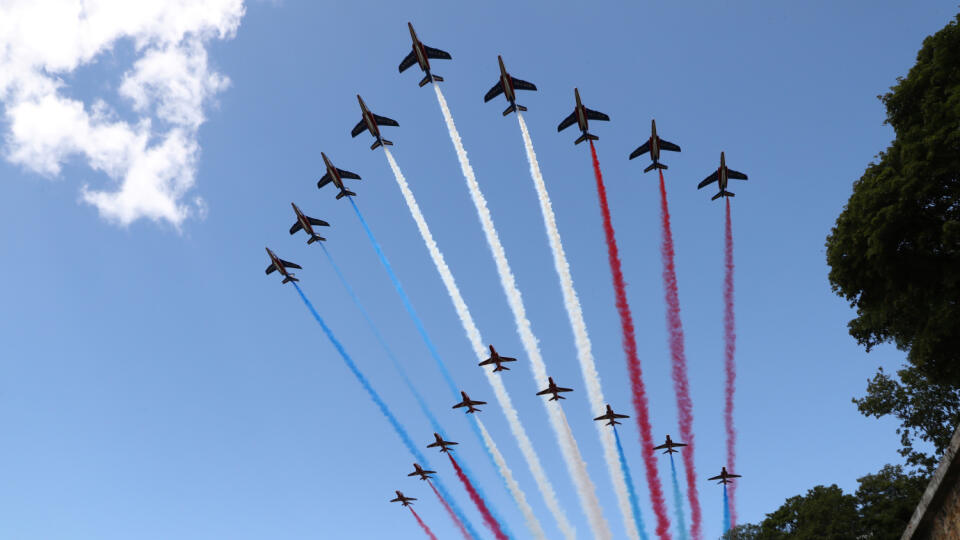 Prelet akrobatickej skupiny francúzskej armády Patrouille de France