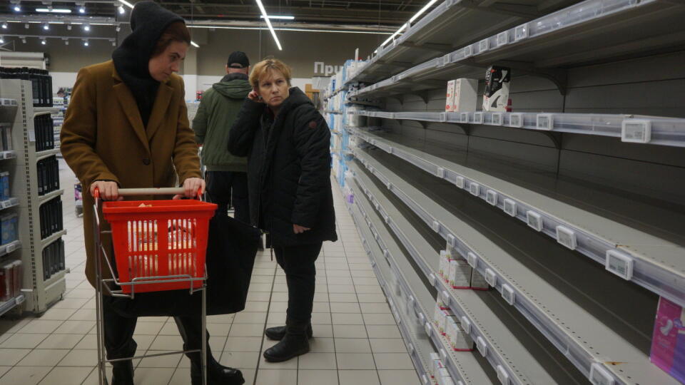 Nedostatok potravín a prázdne police hrozia už aj v slovenských obchodoch. Dôvodom má byť predložený poslanecký návrh, ktorý má limitovať export potravín.