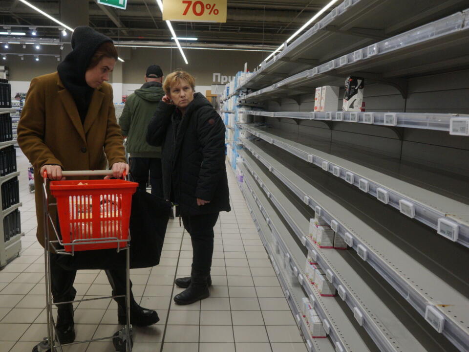 Nedostatok potravín a prázdne police hrozia už aj v slovenských obchodoch. Dôvodom má byť predložený poslanecký návrh, ktorý má limitovať export potravín.