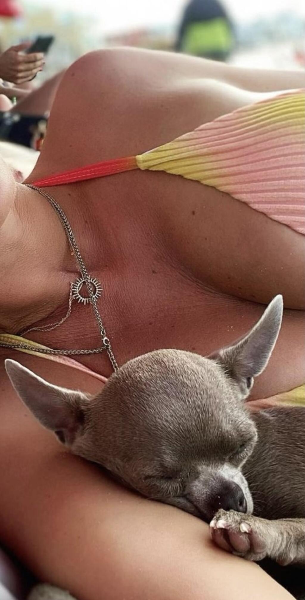Dekolt prezrdáza Simonin vek, v ňom si pokožku nevyhladila...
