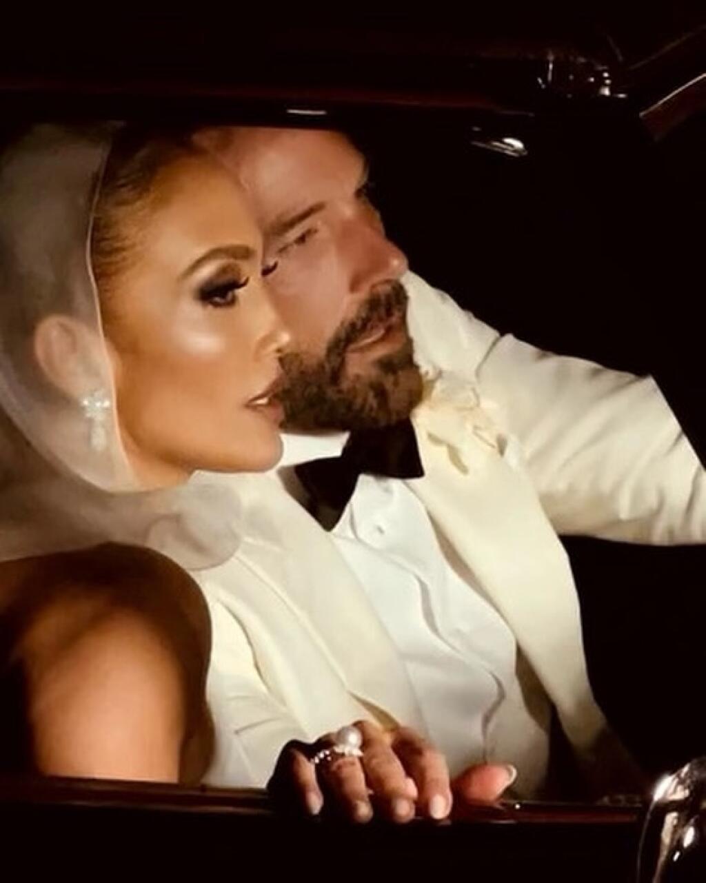 Speváčka Jennifer Lopez na oslavu nového roka zverejnila doteraz nevidené fotografie zo svojej svadby. Krásna latino hviezda mala na sebe šaty z dielne módneho návrhára Ralpha Laurena a ženích bol odetí v elegantnom bielom smokingu.