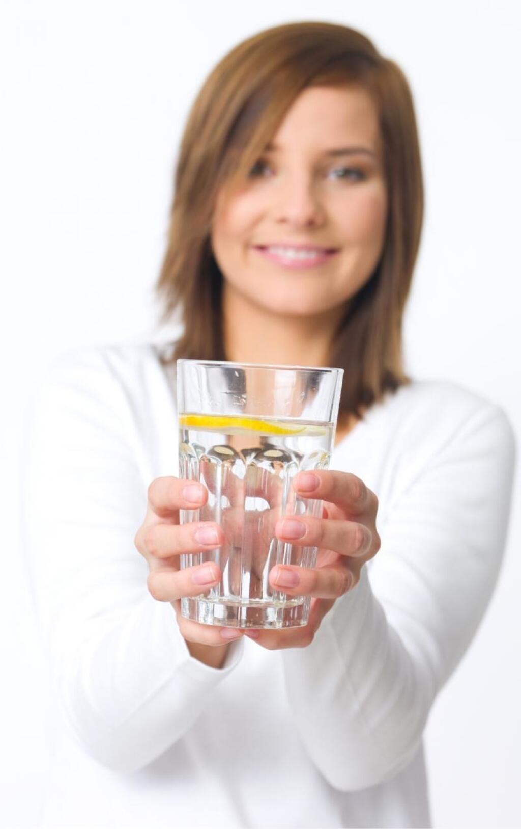 Выпейте стакан воды 1. Женщина со стаканом воды. Пить воду. Человек со стаканом воды. Питье воды.