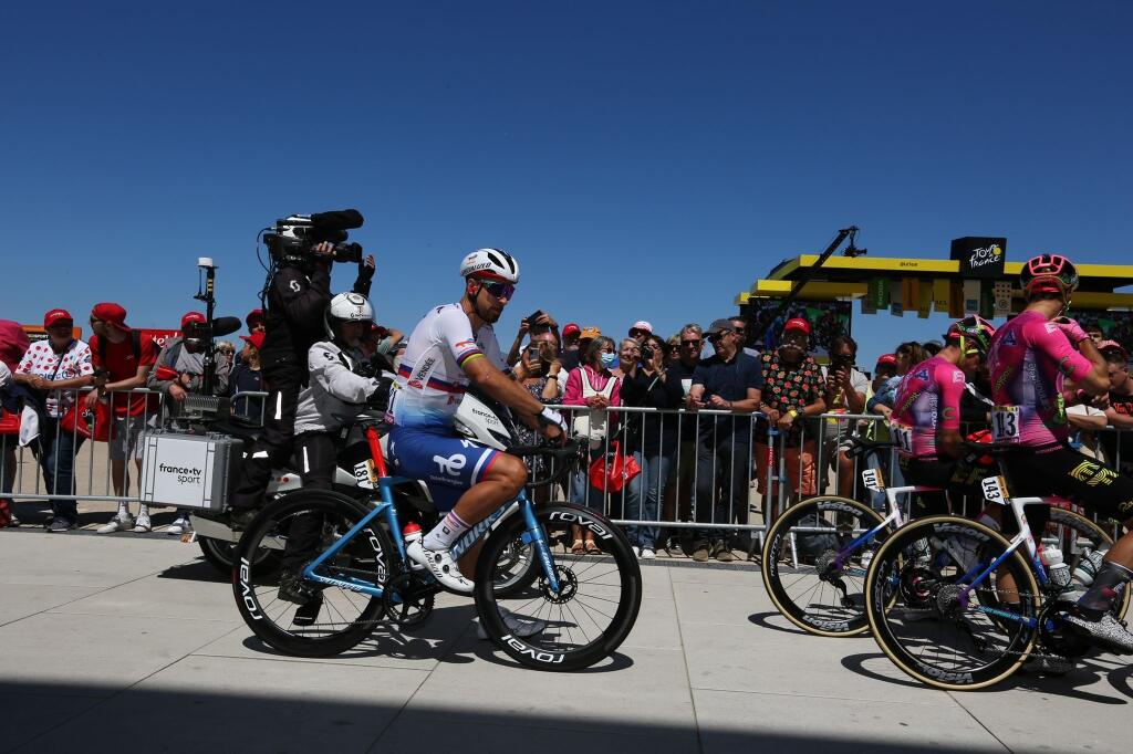 Peter Sagan pred štartom utorkovej 4. etapy. Slovenský cyklista takmer nestihol jej štart, keďže pár minút pred ním ešte rozdával fanúšikom podpisy a fotky.