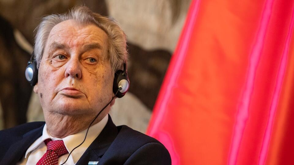 Miloša Zemana previezla do nemocnice sanitka mobilnej jednotky intenzívnej starostlivosti.
