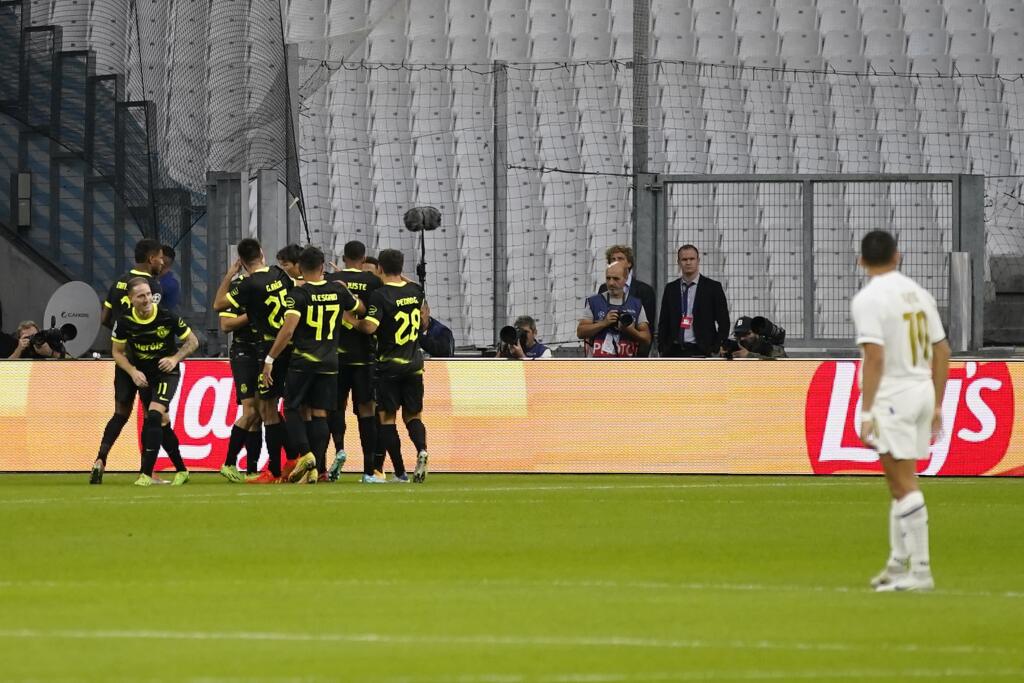 EBE 30 Marseille - Na snímke hráči Lisabonu oslavujú úvodný gól v prvej minúte v zápase D-skupiny 3. kola skupinovej fázy Ligy majstrov vo futbale Olympique Marseille - Sporting Lisabon v Marseille 4. októbra 2022. FOTO TASR/AP
Sporting players celebrate the first goal of their team during the Champions League group D soccer match between Marseille and Sporting at the Velodrome stadium in Marseille, southern France, Tuesday, Oct. 4, 2022. (AP Photo/Daniel Cole)