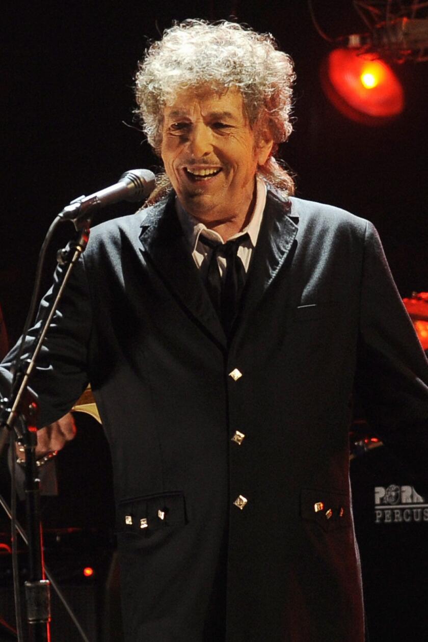 WA 11 archív Los Angeles - Na archívnej snímke z 13. októbra 2016 americký folkrockový spevák a skladateľ Bob Dylan vystupuje v Los Angeles. Dylan ohlásil vydanie svojej novej knižnej publikácie s názvom