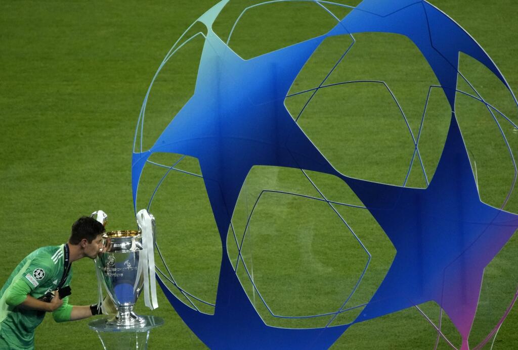 KK79 Paríž - Na snímke brankár Realu Madrid Thibaut Courtois bozkáva trofej po víťazstve vo finálovom zápase Ligy majstrov FC Liverpool - Real Madrid 28. mája 2022 na štadióne Stade de France v Paríži. Futbalisti Realu Madrid triumfovali v Lige majstrov. V sobotnom finále na parížskom Stade de France zdolali FC Liverpool 1:0 a najcennejšiu klubovú trofej na kontinente získali rekordný štrnástykrát v histórii. FOTO TASR/AP
