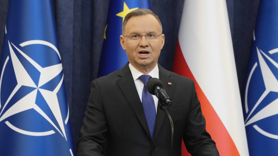 KK10 Varšava - Poľský prezident Andrzej Duda počas vyhlásenia po zatknutí dvoch politikov odsúdených za zneužitie právomocí, ktorí sa na niekoľko hodín uchýlili do prezidentského paláca, v stredu 10. januára 2024 vo Varšave. Príslušníci poľskej polície v utorok večer vstúpili do prezidentského paláca vo Varšave a zadržali dvoch odsúdených exposlancov bývalej vládnucej strany Právo a spravodlivosť (PiS) Mariusza Kamiňského a Macieja Wasika. Oboch predtým prijal prezident Andrzej Duda. FOTO TASR/A