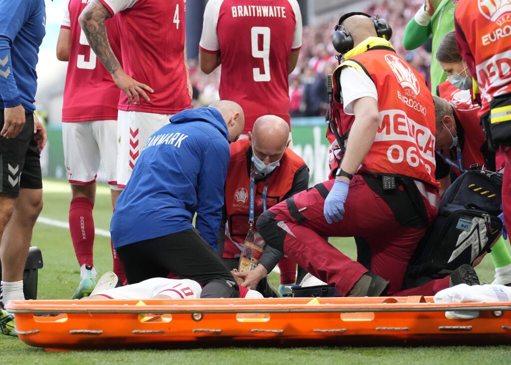Dánskeho futbalistu Eriksena oživujú na trávniku.