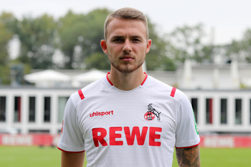 Futbalista druholigového klubu Hannover 96 Jannes Horn je druhý hráč, ktorého v Nemecku testovali pozitívne na koronavírus. Celý klub už nastúpil na 14-dňovú karanténu, keďže ako prvého pozitívne testovali iného hráča mužstva Tima Hübersa. Nemecký futbalový zväz (DFB) už oznámil, že dva najbližšie zápasy Hannoveru sa odkladajú.