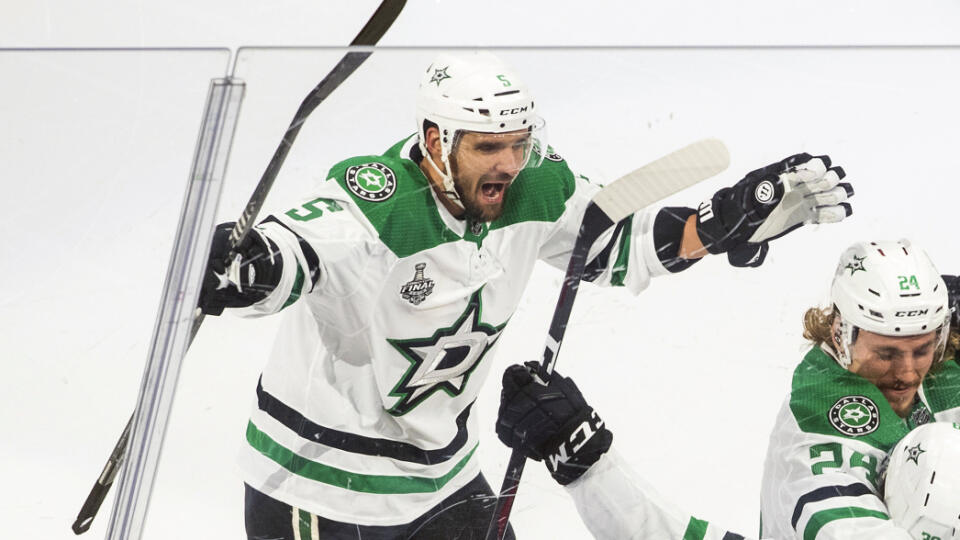 EBE 1 Edmonton - Na snímke vľavo slovenský obranca Dallasu Andrej Sekera oslavuje gól spoluhráča, vpravo Joel Hanley v prvom zápase finále hokejovej NHL Tampa Bay - Dallas Stars (1:4) v kanadskom Edmontone v noci na 20. septembra 2020. FOTO TASR/AP
Dallas Stars defenseman Joel Hanley (39) celebrates his goal against the Tampa Bay Lightning with teammates Andrej Sekera (5) and Roope Hintz (24) during first-period NHL Stanley Cup finals hockey action in Edmonton, Alberta, Saturday, Sept. 19, 2020.