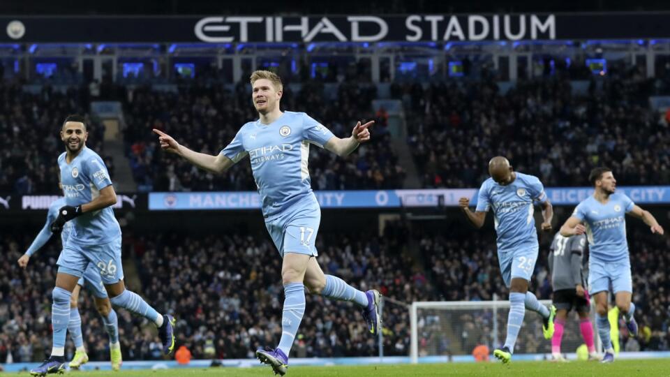 WA 39 Manchester - Futbalista Manchestru City Kevin De Bruyne (uprostred) sa teší po strelení úvodného gólu v zápase 19. kola anglickej Premier League Manchester City - Leicester City v Manchestri v nedeľu 26. decembra 2021. FOTO TASR/AP 

Manchester City's Kevin De Bruyne, center, celebrates after scoring the opening goal during the English Premier League soccer match between Manchester City and Leicester City at Etihad stadium in Manchester, England, Sunday, Dec. 26, 2021. (AP Photo/Scott Hepp