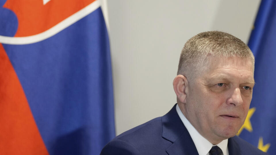WA 65 Brusel - Predseda vlády SR Robert Fico (Smer-SD) počas tlačovej konferencie v Bruseli vo štvrtok 9. januára 2025. Premiér Fico a ministerka hospodárstva SR Denisa Saková (Hlas-SD) bilaterálne rokovali v Bruseli s predstaviteľmi Európskej komisie (EK) o zastavení tranzitu ruského plynu na Slovensko. Pôvodné stretnutie sa malo uskutočniť už v utorok aj za účasti ukrajinskej delegácie. Eurokomisia ho však podľa vyhlásenia Úradu vlády SR zrušila pre neúčasť ukrajinskej strany a preplánovala na