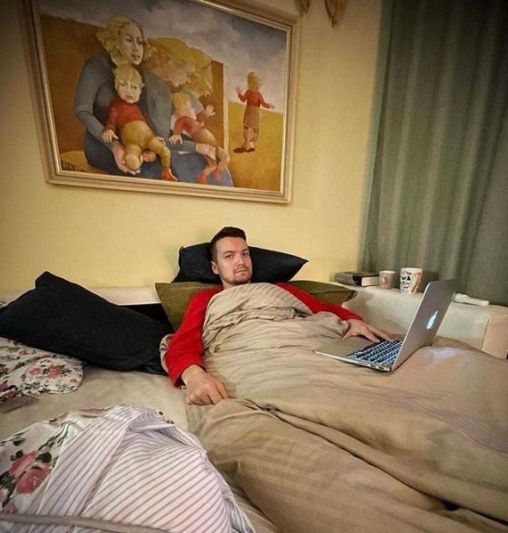Ľudia najnovšie riešia, čo sa skrýva za obrazom u Vinczeho v obývačke.