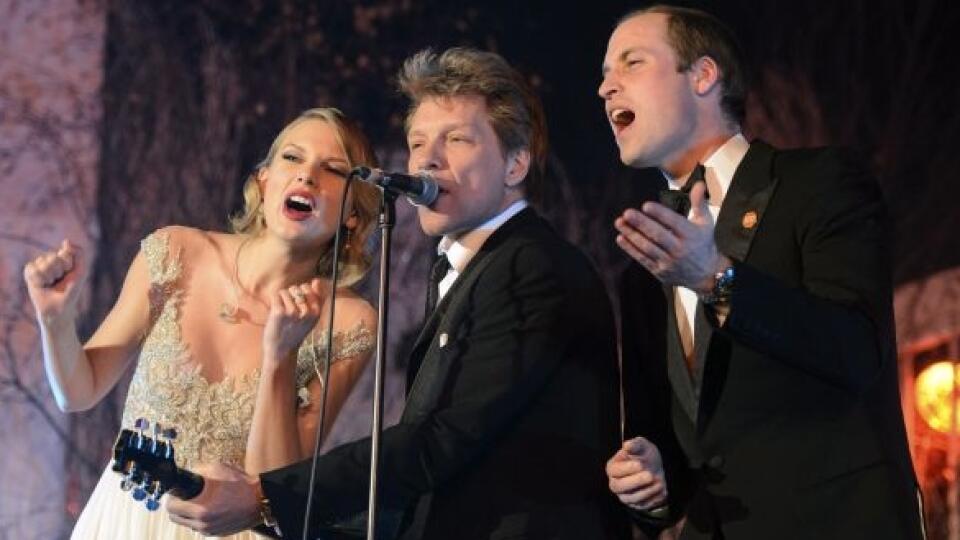 Britain's Prince William, the Duke of Cambridge, right, sings with Taylor Swift, right, and Jon Bon Jovi at the Centrepoint Gala Dinner at Kensington Palace in London Tuesday, Nov. 26, 2013.  (AP Photo/PA, Dominic Lipinski) UNITED KINGDOM OUT, NO SALES, NO ARCHIVE