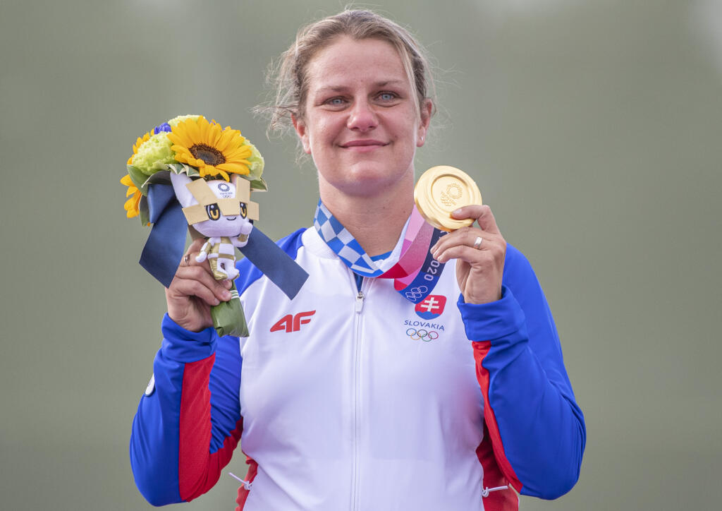 Zuzana Rehák Štefečeková sa teší na pódiu zo zisku zlatej medaily.