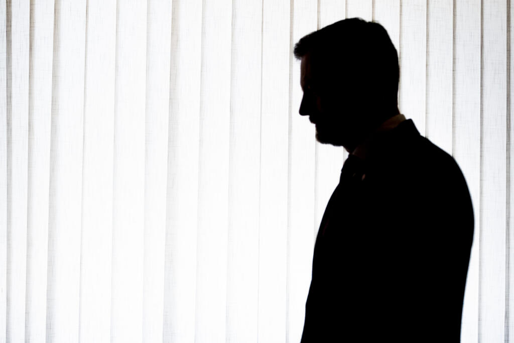 Na snímke dočasne poverený predseda vlády SR Eduard Heger odchádza po oznámení, že požiadal  prezidentku SR Zuzanu Čaputovú o odobratie poverenia viesť vládu v Bratislave v nedeľu 7. mája 2023. FOTO TASR - Jaroslav Novák