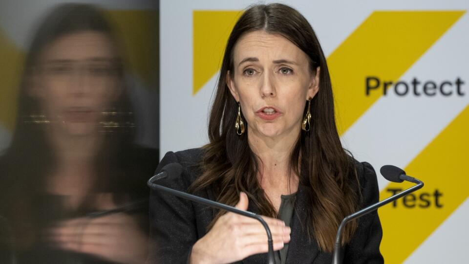 KK15 Wellington - Novozélandská premiérka Jacinda Ardernová hovorí počas tlačovej konferencie vo Wellingtone 22. novembra 2021. Novozélandská vláda od 3. decembra ukončí lockdown v najľudnatejšom meste krajiny Auckland. Protipandemické opatrenia bude totiž po novom zavádzať v súlade s tzv. covidovým semaforom, ktorý jednotlivé oblasti zaraďuje do červených, oranžových, či zelených kategórií v závislosti od vývoja epidemickej situácie. FOTO TASR/AP
New Zealand Prime Minister Jacinda Ardern addres