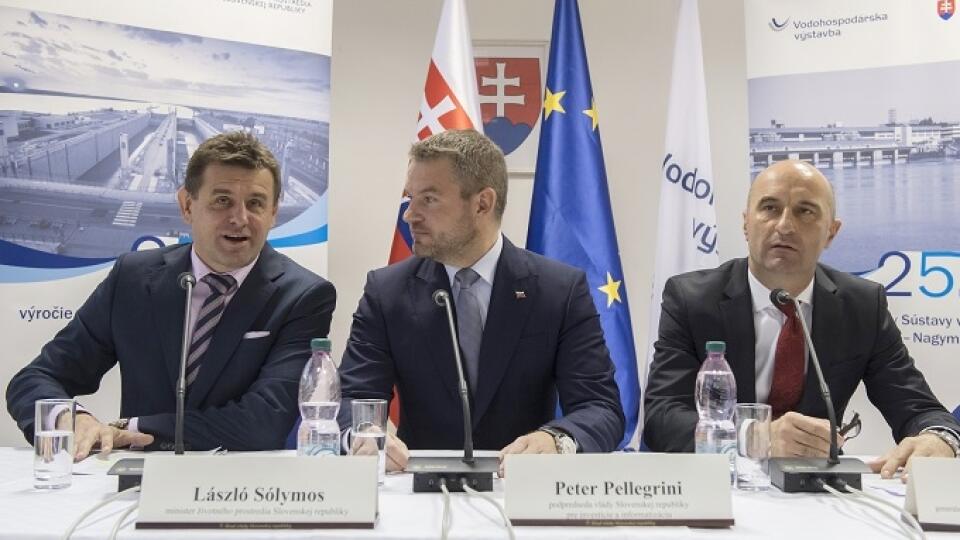 Na snímke zľava minster životného prostredia SR Lászlo Sólymos, podpredseda vlády SR pre informatizáciu a investície Peter Pellegrini a generálny riaditeľ Vodohospodárskej výstavby Daniel Kvocera počas tlačovej konferencie po 75. rokovaní 75. schôdze vlády SR v Gabčíkove 25. októbra 2017. FOTO TASR - Martin Baumann