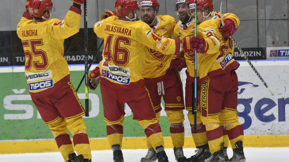 Na snímke hráči HK Dukla Trenčín oslavujú gól v piatom zápase štvrťfinále Kaufland play off Tipos extraligy HK Dukla Ingema Michalovce - HK Dukla Trenčín 9. apríla 2021 v Michalovciach. FOTO TASR – Roman Hanc