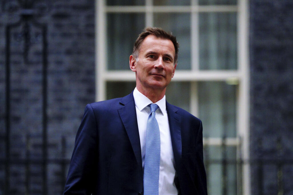 Nový britský minister financií Jeremy Hunt opúšťa sídlo britskej premiérky na Downing Street 10 po tom, čo nahradil vo funkcii Kwasiho Kwartenga v Londýne 14. októbra 2022.