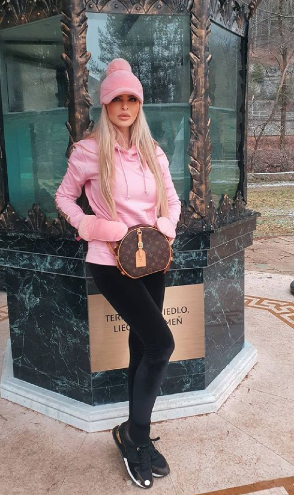 Páči sa vám model partnerky Karlosa Vémolu?