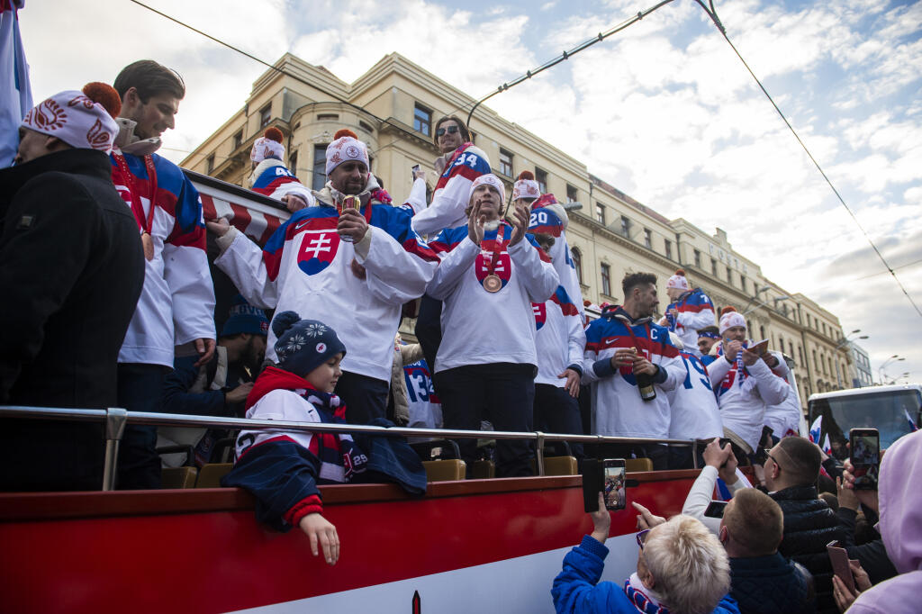 Slovenskí hokejisti s bronzovými medailami z olympiády v Pekingu.