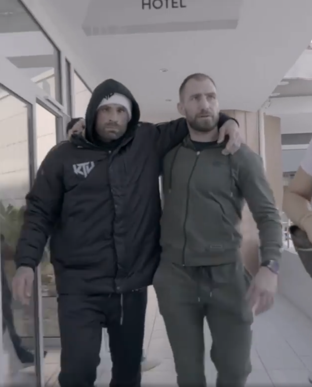 Po vážení ho museli pri chôdzi podopierať. Lekár neodporučil ďalšie zhadzovanie váhy.